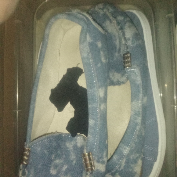 Shoe - Picture 3 of 4